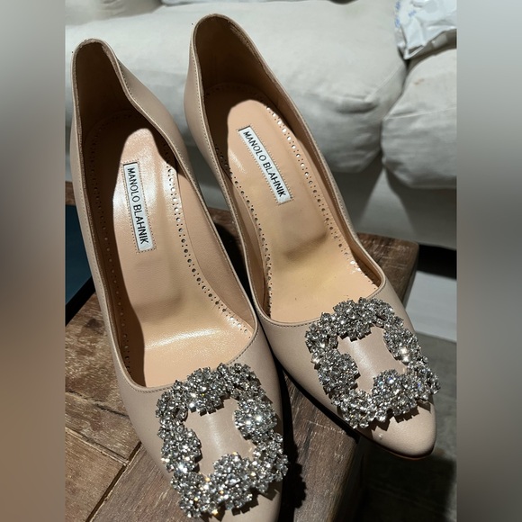 Manolo Blahnik. Hangisi Crystal Buckle Pump. - Picture 2 of 3